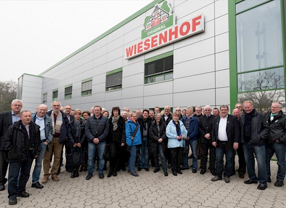 Werder-Mitarbeiter und Mitglieder vom Fanclub Werder-Eck bei WIESENHOF in Lohne