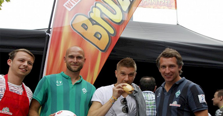 Der Chef-Bruzzzler und die ehemaligen Werder Spieler Christian Vander, Ivan Klasnic und Frank Baumann am WIESENHOF Grillstand