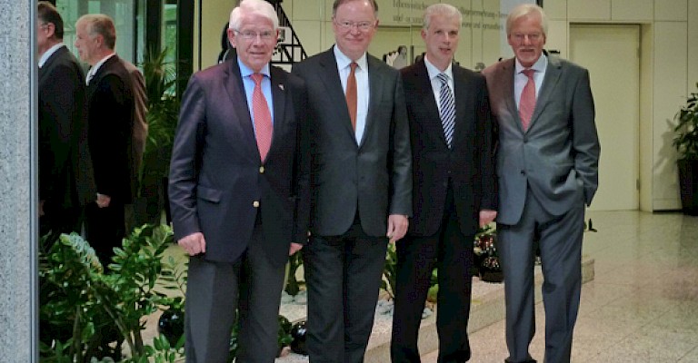 Paul-Heinz (links) und Peter Wesjohann (z.v.r.) empfangen Ministerpräsident Stephan Weil (z.v.l.) und den AEF-Vorsitzenden Uwe Bartels (rechts)