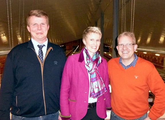 Felix Wesjohann, Geschäftsführer der BWE, seine Schwester Doris Wesjohann und Projektleiter Stephan Wichmann im Besucherraum der Elterntierfarm mit Blick auf einen Stall