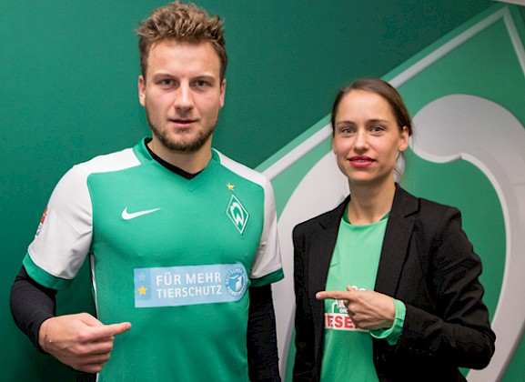 WIESENHOF macht`s möglich: Zum Bundesliga Nordderby laufen die Spieler von Werder Bremen mit dem Label des Deutschen Tierschutzbundes auf.