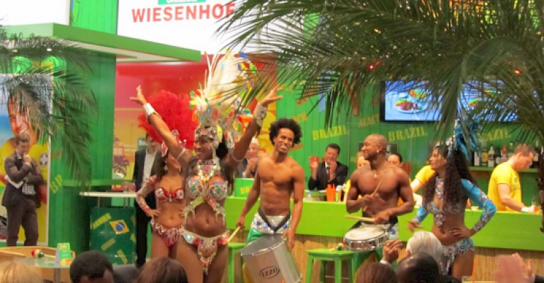 Treffpunkt Anuga: Mit ihrer farbenprächtigen Show heizte die brasilianische Samba-Truppe den Gästen am WIESENHOF Stand ein.