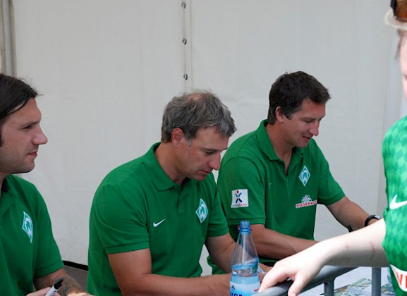 Torsten Frings (links), Marco Bode (mitte) und Frank Baumann (rechts) unterschrieben am WIESENHOF Stand Autogrammkarten für ihre Fans.