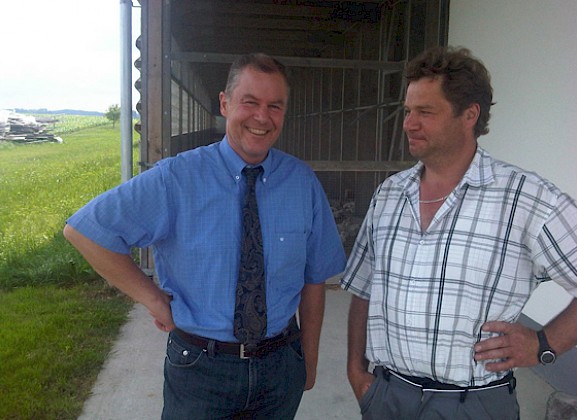 Professor Franz-Theo Gottwald (links) steht neben Anton Attenberger vor dem Stall in Velden (Bayern), wo der Landwirt Privathof-Geflügel aufzieht.