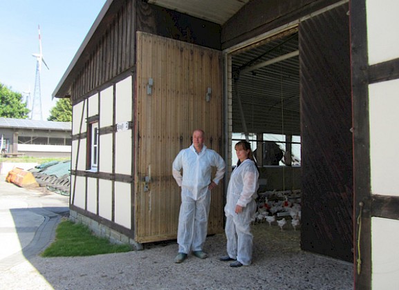 Bei den Bauern Stefan und Gabriele Mörixmann wird Transparenz großgeschrieben. Interessierten Gruppen öffnen sie immer wieder die Türen zu ihrem Privathof-Stall.
