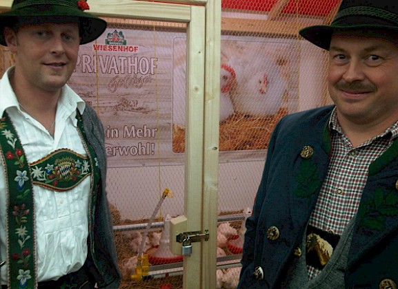 Diese zwei oberbayerischen Bauern waren zu Besuch am Gemeinschaftsstand der Bayerischen Geflügelwirtschaft, um sich umfassend zum Privathof-Geflügel im Show-Stall zu informieren.
