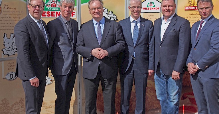 Ministerpräsident Reiner Haseloff besucht Geflügelhof Möckern und Anhaltinische Geflügelspezialitäten