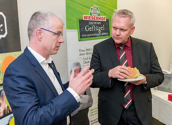 Minister Björn Thümler und PHW-Vorstand Peter Wesjohann verkosten den Beyond Burger® (KFoto/Kokenge)