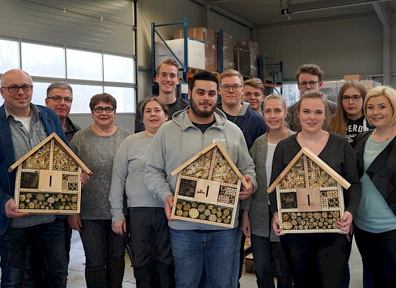 Die PHW-Gruppe engagiert sich für Insektenvielfalt: Insektenhotels als nachhaltige Weihnachtsüberraschung