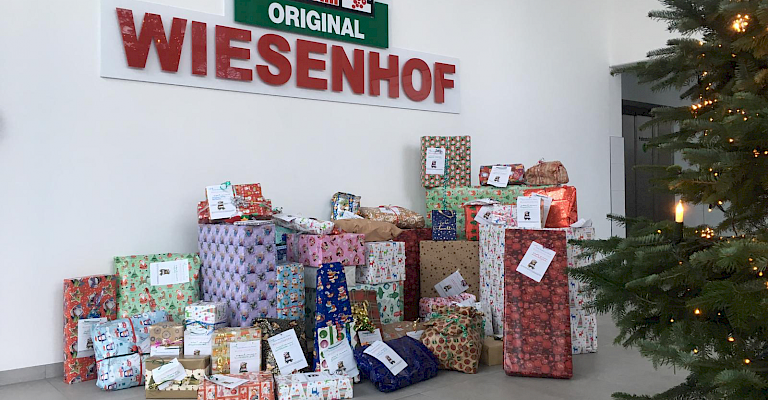 Mitarbeiter der Oldenburger Geflügelspezialitäten erfüllen Weihnachtswünsche