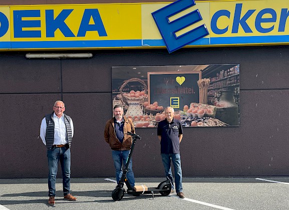 WIESENHOF und EDEKA übergeben E-Scooter an glückliche Gewinner