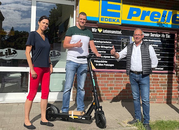 tone lidenskabelig Rendition WIESENHOF & EDEKA übergeben E-Scooter an Gewinner