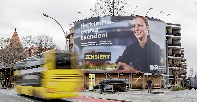 Riesenposter zum Kampagnenstart in der Nähe des Berliner Regierungsviertels (Quelle: IDEG)