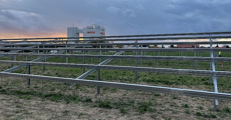 Solarpark vor dem PHW-Hauptsitz in Rechterfeld Familienunternehmen investiert gezielt in erneuerbare Energien